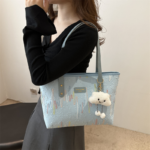 【銀蝶坊】萌趣吊飾托特包可愛印花肩背包｜大容量百搭・日常通勤女包
