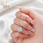 【銀蝶坊】閃耀四葉草項鍊輕奢小眾高級感爆閃氣質吊墜鎖骨送女友禮物