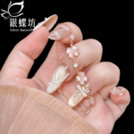 【銀蝶坊】貓眼石幸運四葉草手鍊女粉鑽花朵超仙少女心飾品送閨蜜禮物