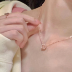 【銀蝶坊】櫻花粉水晶項鍊少女感小眾設計甜美氣質鎖骨鏈送禮給閨蜜推薦