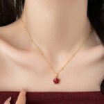 【銀蝶坊】紅色雙面花朵項鍊氣質小紅花吊墜 金色系百搭鎖骨鍊：圖片 4
