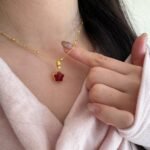 【銀蝶坊】紅色雙面花朵項鍊氣質小紅花吊墜 金色系百搭鎖骨鍊：圖片 6
